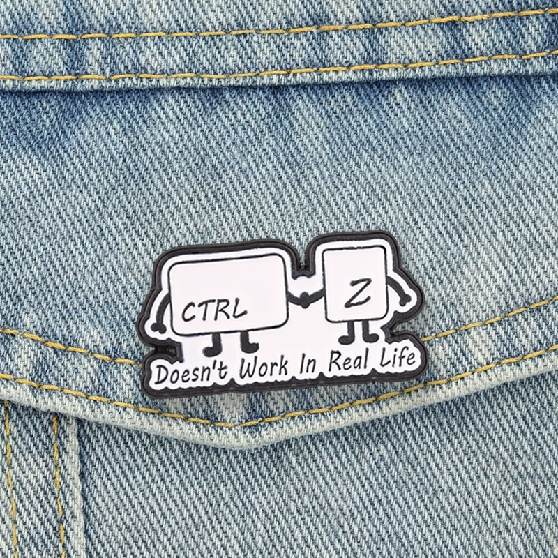 Tech Accessories For Work - เข็มกลัดเคลือบลายมีมเทคโนโลยีตลกๆ Ctrl+Z ไม่ได้ใช้ได้จริงในชีวิตจริง เข็มกลัดโปรแกรมเมอร์ ของตกแต่งเสื้อผ้า ของขวัญสำหรับเพื่อน